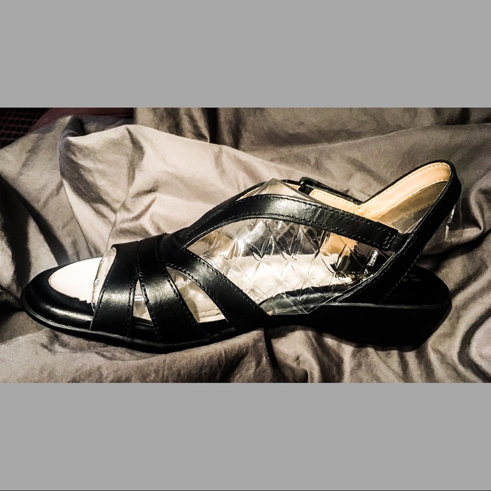 ON SALE! NWT Leather Neina Naturalizer Sandals